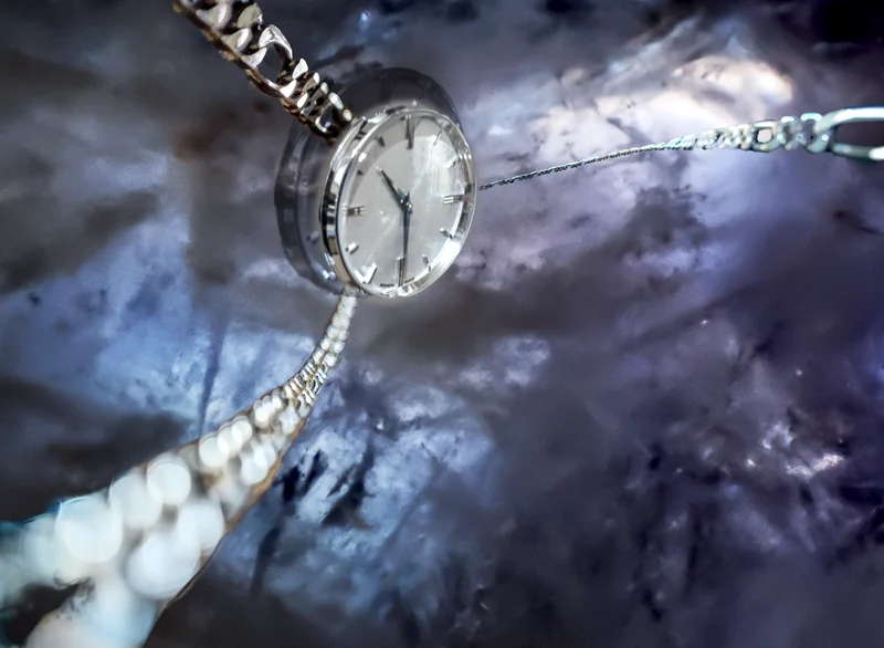 Montre sur marbre bleu